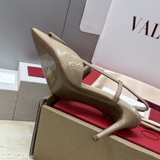(配全套飞机盒)顶级版 Valentino 春夏经典款时尚气质女鞋 华伦天奴字母logo五金扣尖头高跟穆 (配全套飞机盒)顶级版 Valentino 春夏经典款时尚气质女鞋 华伦天奴字母logo五金扣尖头高跟穆