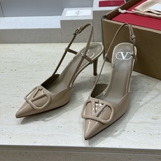 (配全套飞机盒)顶级版 Valentino 春夏经典款时尚气质女鞋 华伦天奴字母logo五金扣尖头高跟穆 (配全套飞机盒)顶级版 Valentino 春夏经典款时尚气质女鞋 华伦天奴字母logo五金扣尖头高跟穆