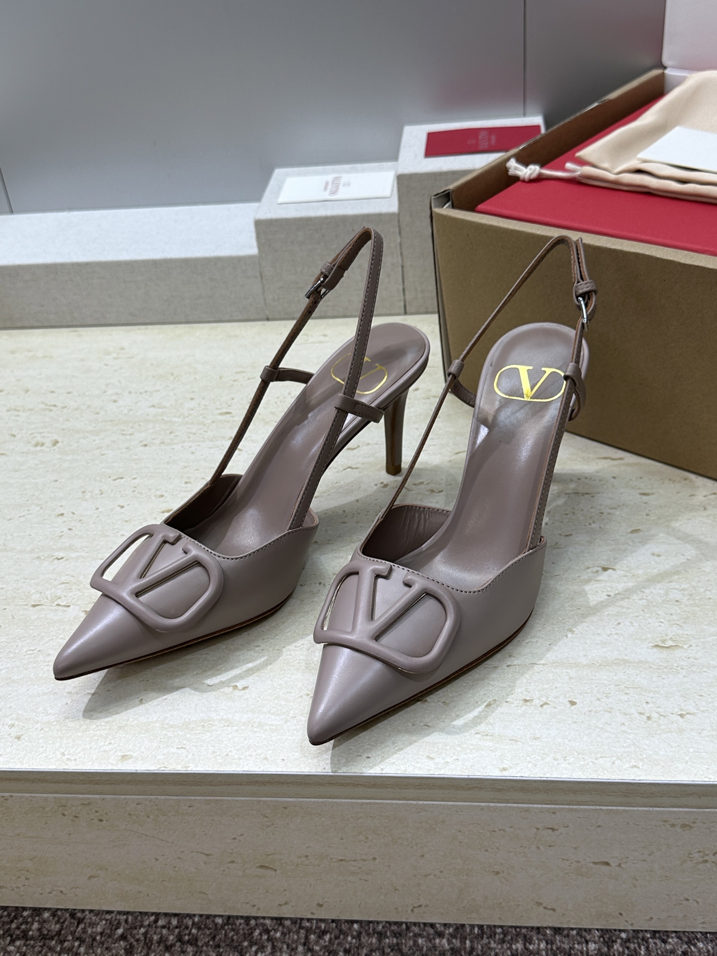 (配全套飞机盒)顶级版 Valentino 春夏经典款时尚气质女鞋 华伦天奴字母logo五金扣尖头高跟穆