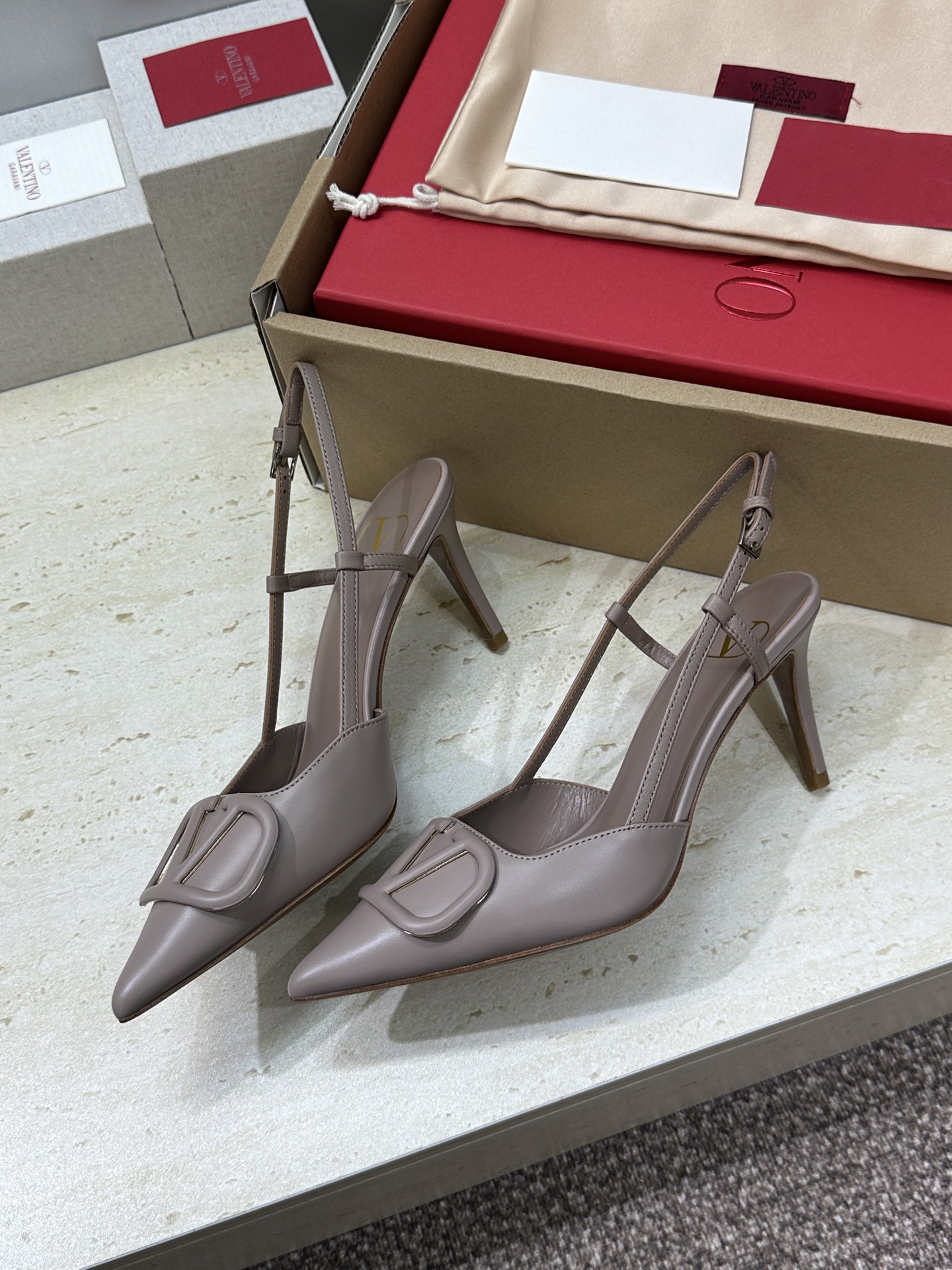 (配全套飞机盒)顶级版 Valentino 春夏经典款时尚气质女鞋 华伦天奴字母logo五金扣尖头高跟穆