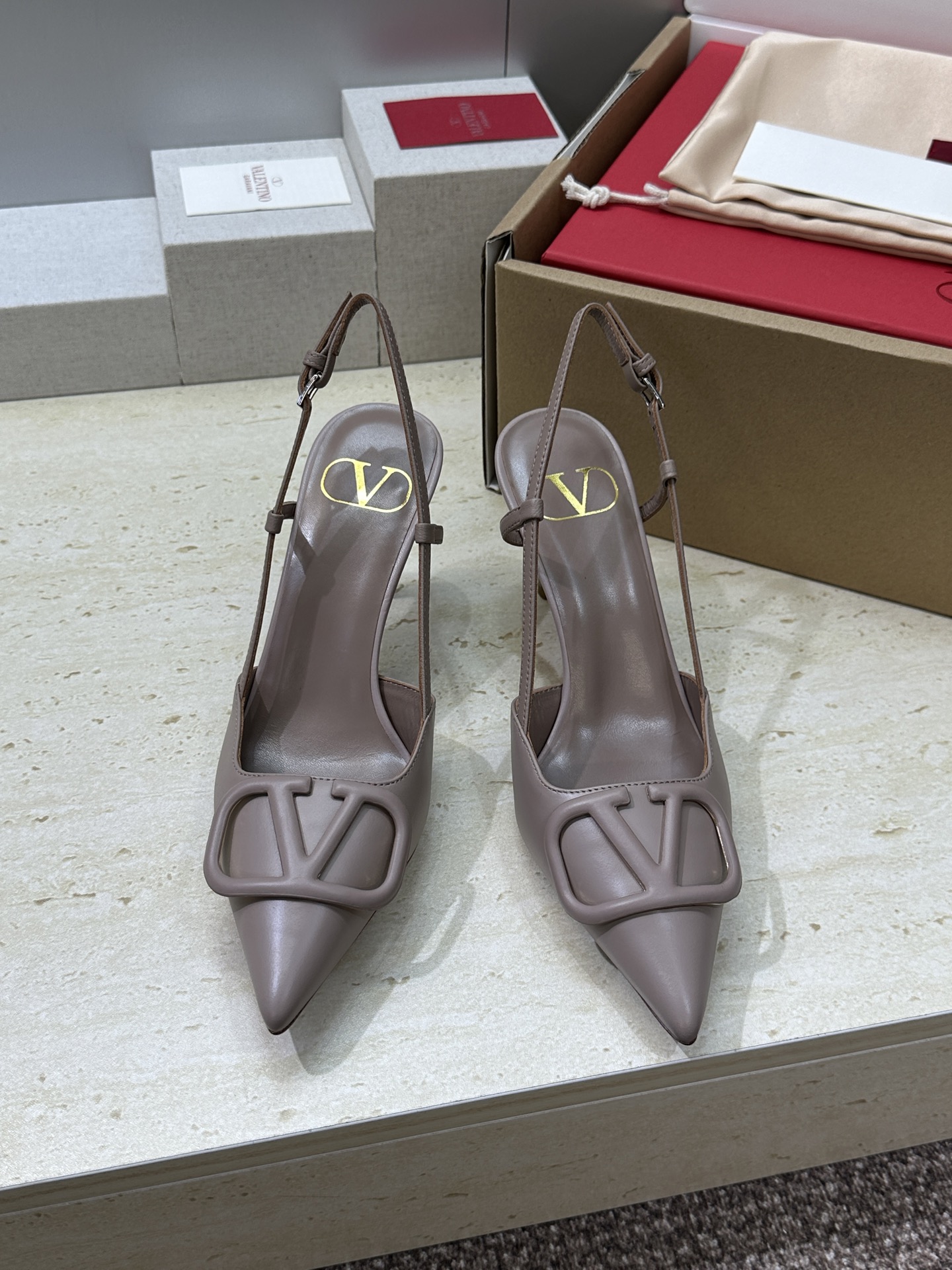 (配全套飞机盒)顶级版 Valentino 春夏经典款时尚气质女鞋 华伦天奴字母logo五金扣尖头高跟穆