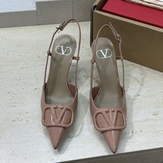 (配全套飞机盒)顶级版 Valentino 春夏经典款时尚气质女鞋 华伦天奴字母logo五金扣尖头高跟穆 (配全套飞机盒)顶级版 Valentino 春夏经典款时尚气质女鞋 华伦天奴字母logo五金扣尖头高跟穆