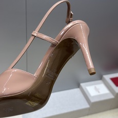 (配全套飞机盒)顶级版 Valentino 春夏经典款时尚气质女鞋 华伦天奴字母logo五金扣尖头高跟穆 (配全套飞机盒)顶级版 Valentino 春夏经典款时尚气质女鞋 华伦天奴字母logo五金扣尖头高跟穆