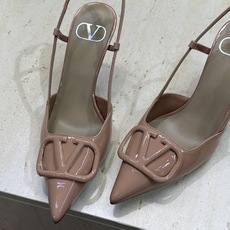 (配全套飞机盒)顶级版 Valentino 春夏经典款时尚气质女鞋 华伦天奴字母logo五金扣尖头高跟穆 (配全套飞机盒)顶级版 Valentino 春夏经典款时尚气质女鞋 华伦天奴字母logo五金扣尖头高跟穆