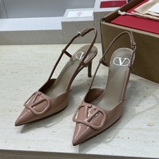 (配全套飞机盒)顶级版 Valentino 春夏经典款时尚气质女鞋 华伦天奴字母logo五金扣尖头高跟穆 (配全套飞机盒)顶级版 Valentino 春夏经典款时尚气质女鞋 华伦天奴字母logo五金扣尖头高跟穆