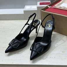 (配全套飞机盒)顶级版 Valentino 春夏经典款时尚气质女鞋 华伦天奴字母logo五金扣尖头高跟穆 (配全套飞机盒)顶级版 Valentino 春夏经典款时尚气质女鞋 华伦天奴字母logo五金扣尖头高跟穆
