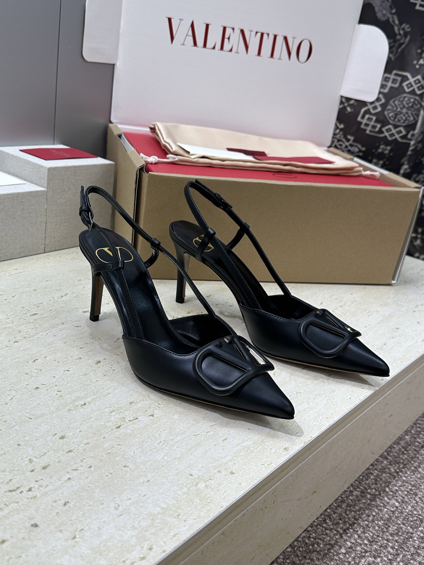 NO:869503,(With a complete set of airplane cases) Top version of Valentino spring and summer classic fashionable women's shoes Valentino letter logo hardware buckle pointed toe high-heeled Mule back sandals Material upper imported cow patent leather/imported calfskin + water-dyed sheepskin lining + Italian genuine leather outsole Thick heel: 8CM SIZE34-42 (34.40.41.42 customization is not returnable), high-heeled sandals, valentino, valentino, sandals, high  heels,slippers,cowhide,sheepskin,Leather soles19860909(配全套飞机盒) 顶级版 Valentino 春夏经典款时尚气质女鞋 华伦天奴字母logo五金扣尖头高跟穆勒后空凉拖鞋 材质鞋面进口牛漆皮/进口小牛皮+水染羊皮内里+意大利真皮大底 粗跟:8CM SIZE34-42(34.40.41.42定制不退换）,高跟鞋凉鞋,valentino,valentino,sandals,high heels,slippers,cowhide,sheepskin,Leather soles,Women's Shoes