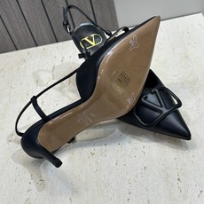 (配全套飞机盒)顶级版 Valentino 春夏经典款时尚气质女鞋 华伦天奴字母logo五金扣尖头高跟穆 (配全套飞机盒)顶级版 Valentino 春夏经典款时尚气质女鞋 华伦天奴字母logo五金扣尖头高跟穆