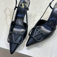 (配全套飞机盒)顶级版 Valentino 春夏经典款时尚气质女鞋 华伦天奴字母logo五金扣尖头高跟穆 (配全套飞机盒)顶级版 Valentino 春夏经典款时尚气质女鞋 华伦天奴字母logo五金扣尖头高跟穆