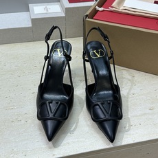 (配全套飞机盒)顶级版 Valentino 春夏经典款时尚气质女鞋 华伦天奴字母logo五金扣尖头高跟穆 (配全套飞机盒)顶级版 Valentino 春夏经典款时尚气质女鞋 华伦天奴字母logo五金扣尖头高跟穆