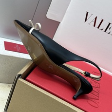 (配全套飞机盒)顶级版 Valentino 2026春夏新款时尚气质蝴蝶结女鞋 华伦天奴字母logo五金 (配全套飞机盒)顶级版 Valentino 2026春夏新款时尚气质蝴蝶结女鞋 华伦天奴字母logo五金