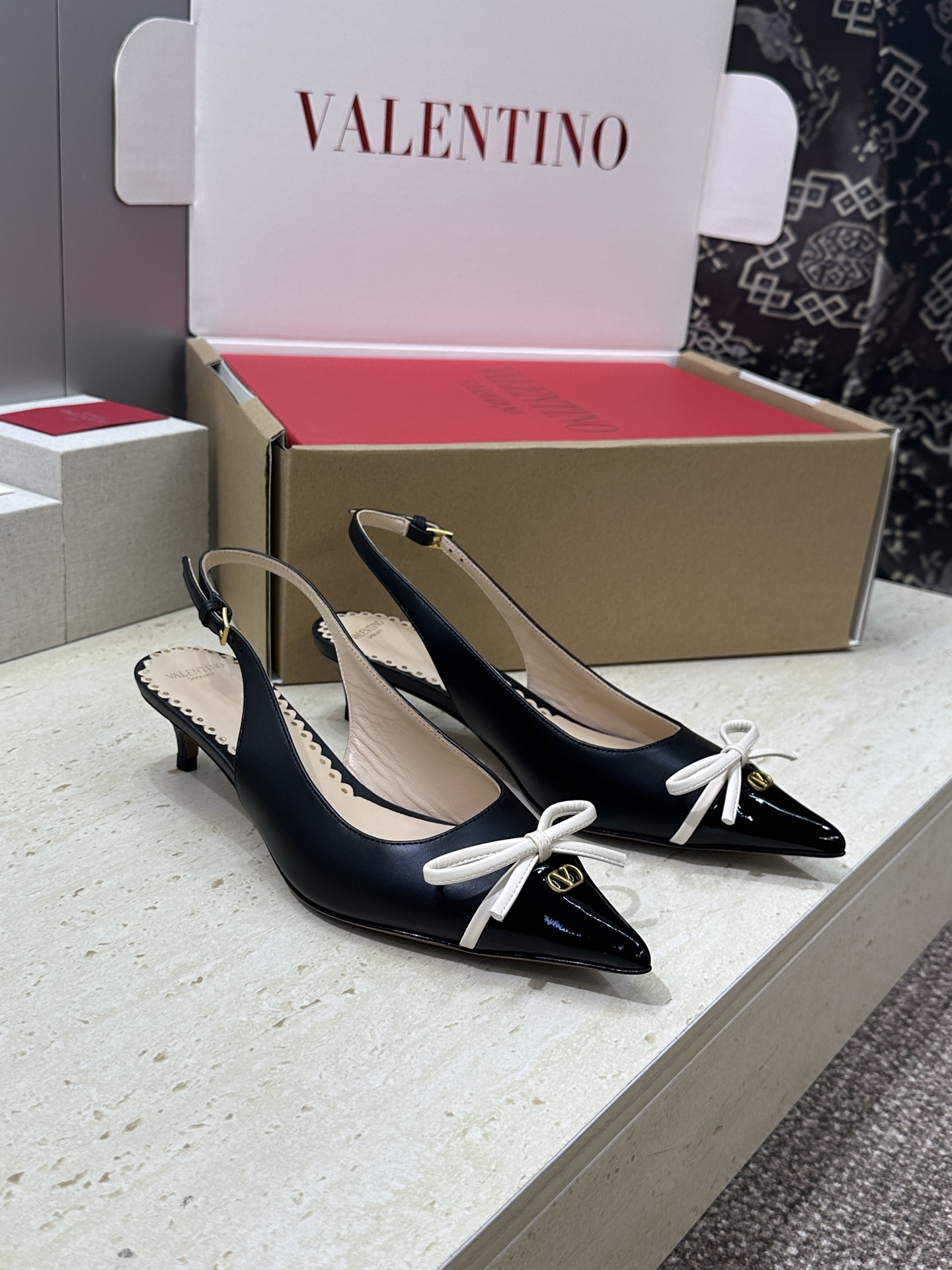 (配全套飞机盒)顶级版 Valentino 2026春夏新款时尚气质蝴蝶结女鞋 华伦天奴字母logo五金