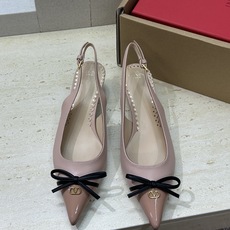 (配全套飞机盒)顶级版 Valentino 2026春夏新款时尚气质蝴蝶结女鞋 华伦天奴字母logo五金 (配全套飞机盒)顶级版 Valentino 2026春夏新款时尚气质蝴蝶结女鞋 华伦天奴字母logo五金