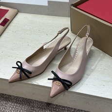 (配全套飞机盒)顶级版 Valentino 2026春夏新款时尚气质蝴蝶结女鞋 华伦天奴字母logo五金 (配全套飞机盒)顶级版 Valentino 2026春夏新款时尚气质蝴蝶结女鞋 华伦天奴字母logo五金