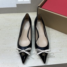 (配全套飞机盒)顶级版 Valentino 2026春夏新款时尚气质蝴蝶结女鞋 华伦天奴字母logo五金 (配全套飞机盒)顶级版 Valentino 2026春夏新款时尚气质蝴蝶结女鞋 华伦天奴字母logo五金