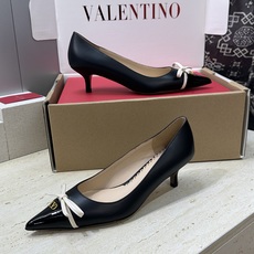 (配全套飞机盒)顶级版 Valentino 2026春夏新款时尚气质蝴蝶结女鞋 华伦天奴字母logo五金 (配全套飞机盒)顶级版 Valentino 2026春夏新款时尚气质蝴蝶结女鞋 华伦天奴字母logo五金