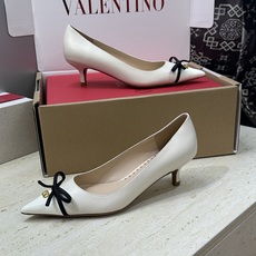 (配全套飞机盒)顶级版 Valentino 2026春夏新款时尚气质蝴蝶结女鞋 华伦天奴字母logo五金 (配全套飞机盒)顶级版 Valentino 2026春夏新款时尚气质蝴蝶结女鞋 华伦天奴字母logo五金