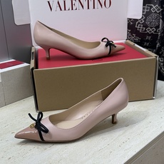 (配全套飞机盒)顶级版 Valentino 2026春夏新款时尚气质蝴蝶结女鞋 华伦天奴字母logo五金 (配全套飞机盒)顶级版 Valentino 2026春夏新款时尚气质蝴蝶结女鞋 华伦天奴字母logo五金