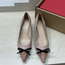 (配全套飞机盒)顶级版 Valentino 2026春夏新款时尚气质蝴蝶结女鞋 华伦天奴字母logo五金 (配全套飞机盒)顶级版 Valentino 2026春夏新款时尚气质蝴蝶结女鞋 华伦天奴字母logo五金