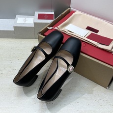 (配全套飞机盒)顶级版 Valentino 2026春夏新款时尚气质水钻玛丽珍芭蕾舞女鞋 华伦天奴字母l (配全套飞机盒)顶级版 Valentino 2026春夏新款时尚气质水钻玛丽珍芭蕾舞女鞋 华伦天奴字母l