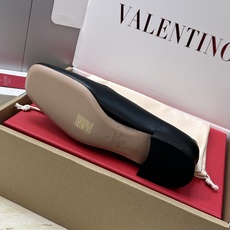 (配全套飞机盒)顶级版 Valentino 2026春夏新款时尚气质水钻玛丽珍芭蕾舞女鞋 华伦天奴字母l (配全套飞机盒)顶级版 Valentino 2026春夏新款时尚气质水钻玛丽珍芭蕾舞女鞋 华伦天奴字母l