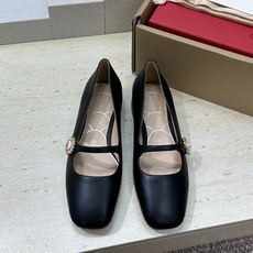 (配全套飞机盒)顶级版 Valentino 2026春夏新款时尚气质水钻玛丽珍芭蕾舞女鞋 华伦天奴字母l (配全套飞机盒)顶级版 Valentino 2026春夏新款时尚气质水钻玛丽珍芭蕾舞女鞋 华伦天奴字母l