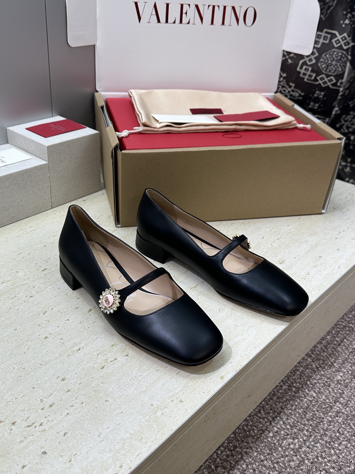 (配全套飞机盒)顶级版 Valentino 2026春夏新款时尚气质水钻玛丽珍芭蕾舞女鞋 华伦天奴字母l
