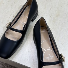 (配全套飞机盒)顶级版 Valentino 2026春夏新款时尚气质水钻玛丽珍芭蕾舞女鞋 华伦天奴字母l (配全套飞机盒)顶级版 Valentino 2026春夏新款时尚气质水钻玛丽珍芭蕾舞女鞋 华伦天奴字母l