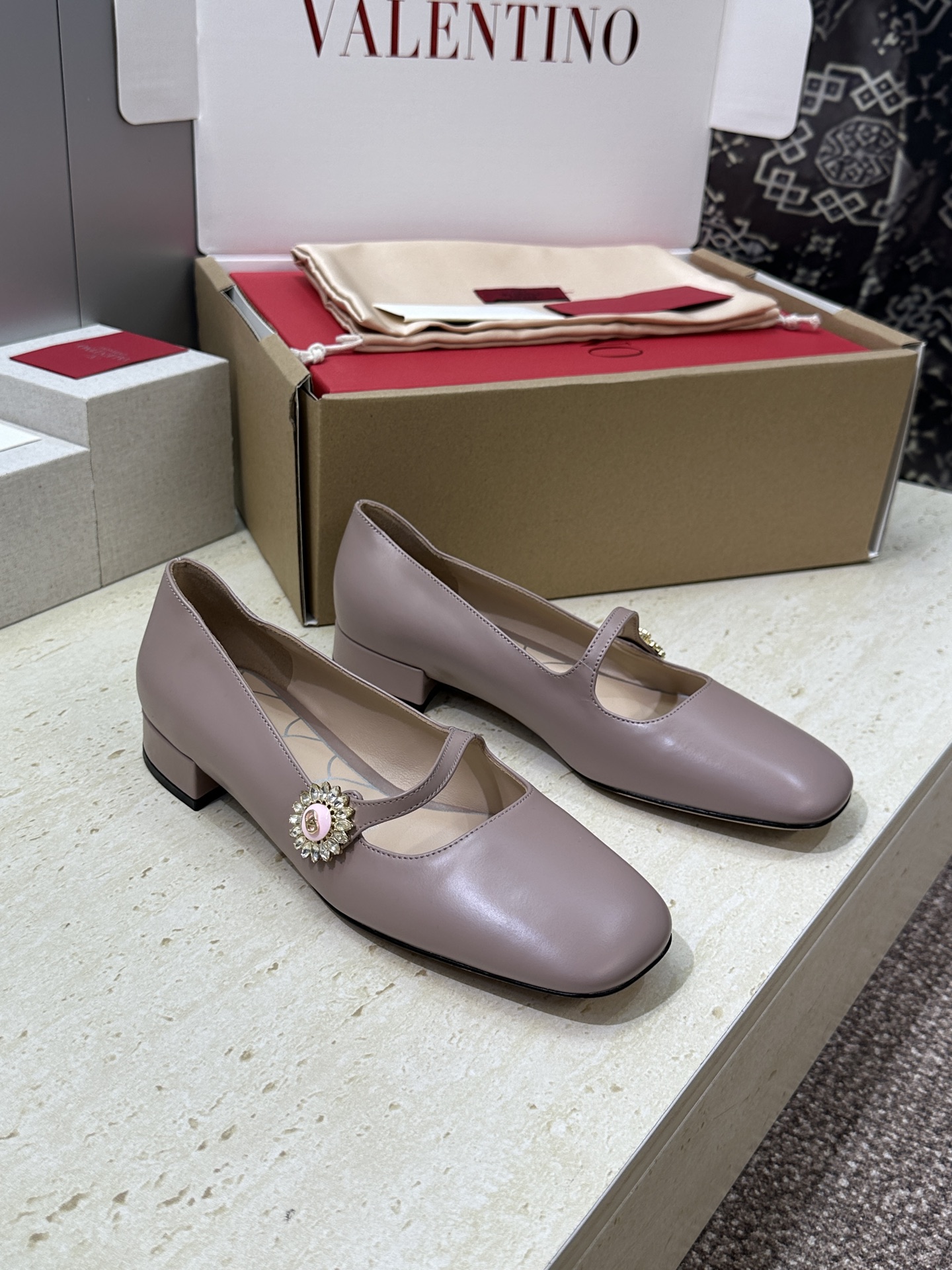 (配全套飞机盒)顶级版 Valentino 2026春夏新款时尚气质水钻玛丽珍芭蕾舞女鞋 华伦天奴字母l
