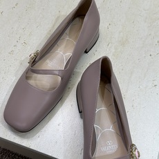 (配全套飞机盒)顶级版 Valentino 2026春夏新款时尚气质水钻玛丽珍芭蕾舞女鞋 华伦天奴字母l (配全套飞机盒)顶级版 Valentino 2026春夏新款时尚气质水钻玛丽珍芭蕾舞女鞋 华伦天奴字母l