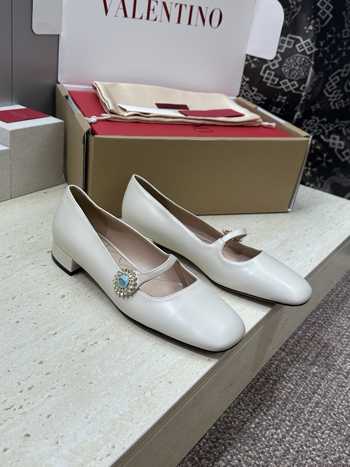 NO:869478,(With a complete set of airplane cases) Top version of Valentino 2026 spring and summer new fashion temperament rhinestone Mary Jane ballerina shoes Valentino letter logo hardware enamel buckle low heel square toe color matching Loaf single shoes Material upper imported calfskin + water-dyed sheepskin lining + Italian leather outsole Heel height: 2.5CM  SIZE34-42 (34.40.41.42 customization is not returnable), single shoes, valentino, valentino, loafers, mary jane, cowhide, sheepskin, Leather soles19860909(配全套飞机盒) 顶级版 Valentino 2026春夏新款时尚气质水钻玛丽珍芭蕾舞女鞋 华伦天奴字母logo五金珐琅扣低跟方头拼色乐福单鞋 材质鞋面进口小牛皮+水染羊皮内里+意大利真皮大底 跟高:2.5CM SIZE34-42(34.40.41.42定制不退换）,单鞋,valentino,valentino,loafers,mary jane,cowhide,sheepskin,Leather soles,Women's Shoes