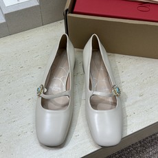 (配全套飞机盒)顶级版 Valentino 2026春夏新款时尚气质水钻玛丽珍芭蕾舞女鞋 华伦天奴字母l (配全套飞机盒)顶级版 Valentino 2026春夏新款时尚气质水钻玛丽珍芭蕾舞女鞋 华伦天奴字母l