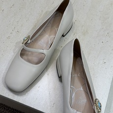 (配全套飞机盒)顶级版 Valentino 2026春夏新款时尚气质水钻玛丽珍芭蕾舞女鞋 华伦天奴字母l (配全套飞机盒)顶级版 Valentino 2026春夏新款时尚气质水钻玛丽珍芭蕾舞女鞋 华伦天奴字母l