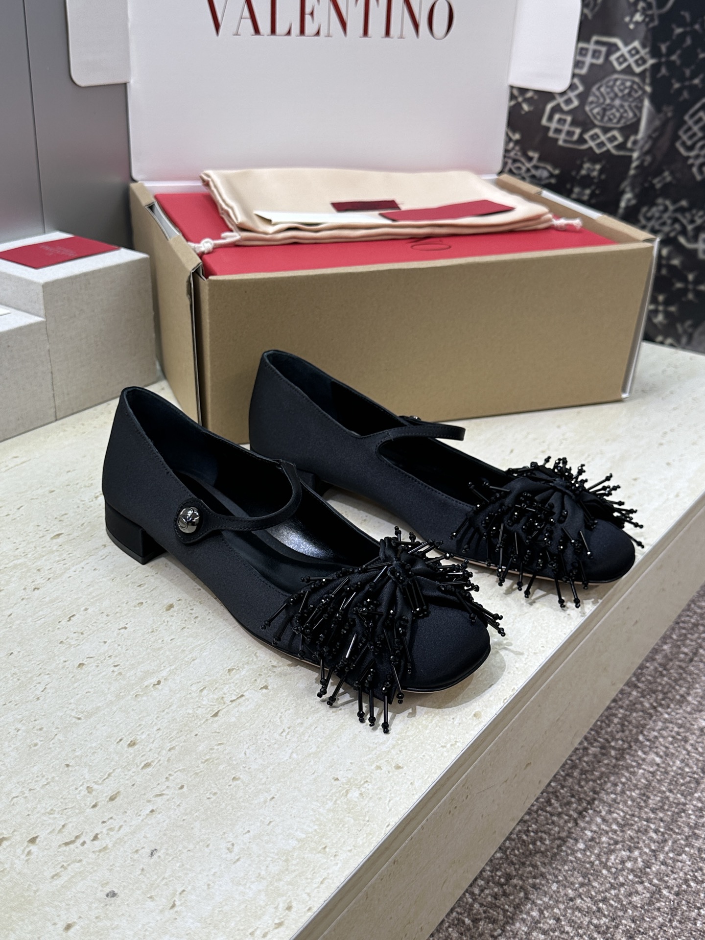 (配全套飞机盒)顶级版 Valentino 2026春夏新款时尚气质串珠玛丽珍芭蕾舞女鞋 华伦天奴字母l