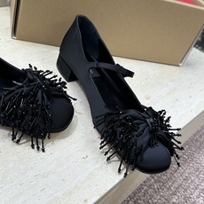 (配全套飞机盒)顶级版 Valentino 2026春夏新款时尚气质串珠玛丽珍芭蕾舞女鞋 华伦天奴字母l (配全套飞机盒)顶级版 Valentino 2026春夏新款时尚气质串珠玛丽珍芭蕾舞女鞋 华伦天奴字母l