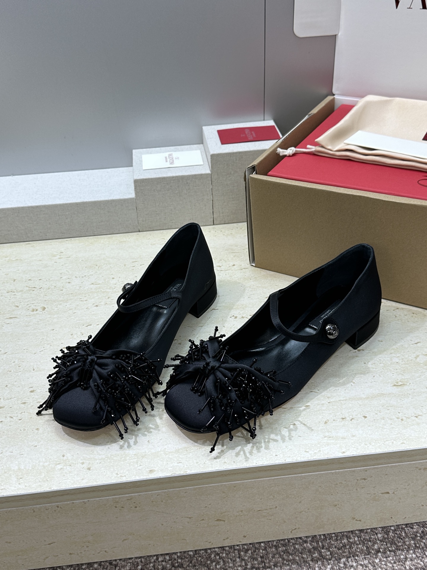 (配全套飞机盒)顶级版 Valentino 2026春夏新款时尚气质串珠玛丽珍芭蕾舞女鞋 华伦天奴字母l (配全套飞机盒)顶级版 Valentino 2026春夏新款时尚气质串珠玛丽珍芭蕾舞女鞋 华伦天奴字母l