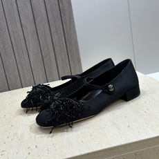 (配全套飞机盒)顶级版 Valentino 2026春夏新款时尚气质串珠玛丽珍芭蕾舞女鞋 华伦天奴字母l (配全套飞机盒)顶级版 Valentino 2026春夏新款时尚气质串珠玛丽珍芭蕾舞女鞋 华伦天奴字母l