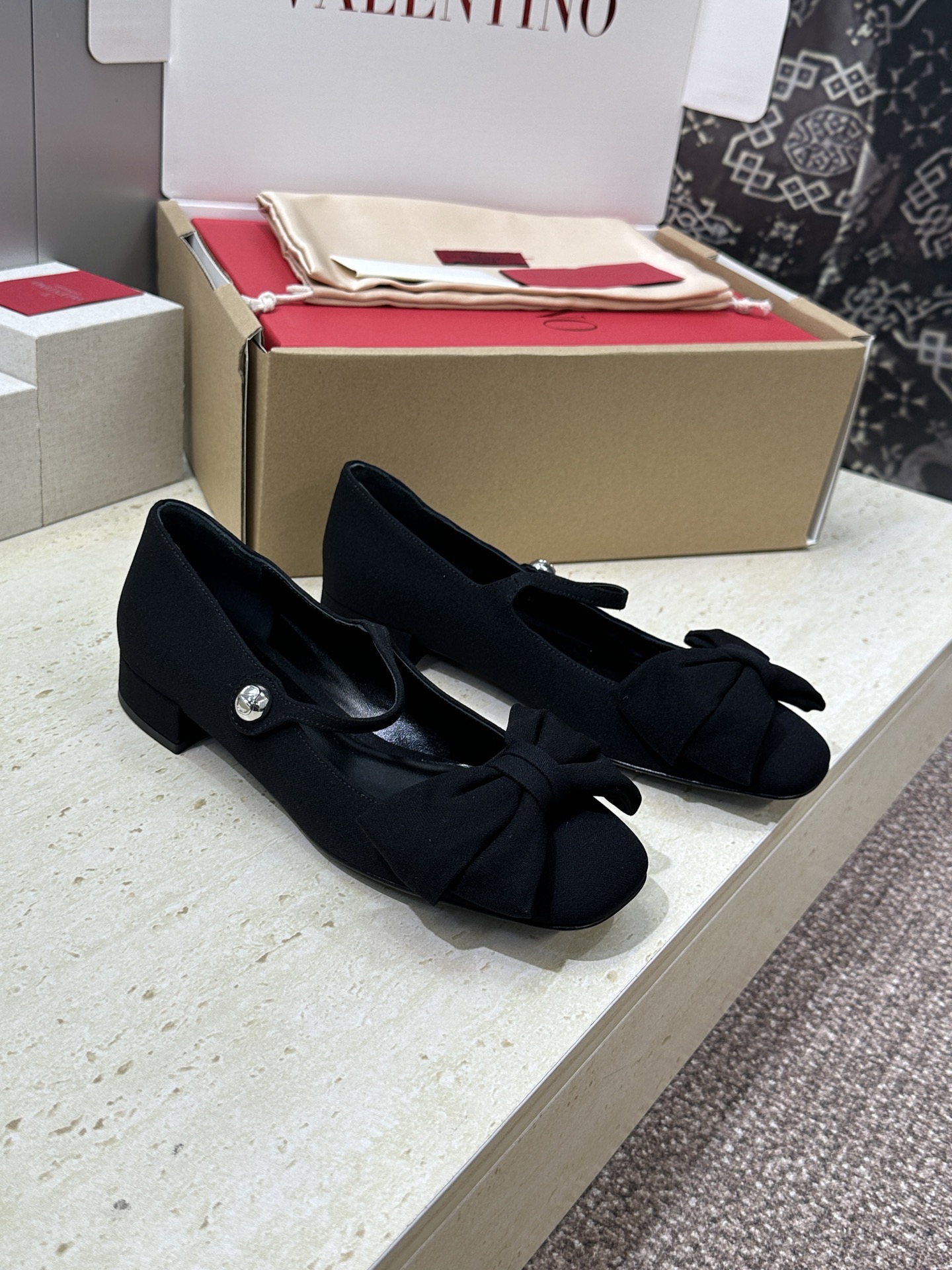 NO:869468,(With a complete set of airplane cases) Top version of Valentino 2026 spring and summer new fashionable temperament beaded Mary Jane ballerina shoes Valentino letter logo hardware buckle low heel square toe bow Loaf single shoes Material upper imported environmentally friendly breathable silk + water-dyed sheepskin lining + Italian leather outsole Heel height: 2.5CM  SIZE34-42 (34.40.41.42 customization is not returnable), single shoes, valentino, valentino, loafers, mary jane, sheepskin, real silk, Leather soles19860909(配全套飞机盒) 顶级版 Valentino 2026春夏新款时尚气质串珠玛丽珍芭蕾舞女鞋 华伦天奴字母logo五金扣低跟方头蝴蝶结乐福单鞋 材质鞋面进口环保透气真丝+水染羊皮内里+意大利真皮大底 跟高:2.5CM SIZE34-42(34.40.41.42定制不退换）,单鞋,valentino,valentino,loafers,mary jane,sheepskin,real silk,Leather soles,Women's Shoes