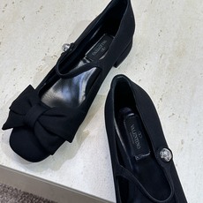 (配全套飞机盒)顶级版 Valentino 2026春夏新款时尚气质串珠玛丽珍芭蕾舞女鞋 华伦天奴字母l (配全套飞机盒)顶级版 Valentino 2026春夏新款时尚气质串珠玛丽珍芭蕾舞女鞋 华伦天奴字母l