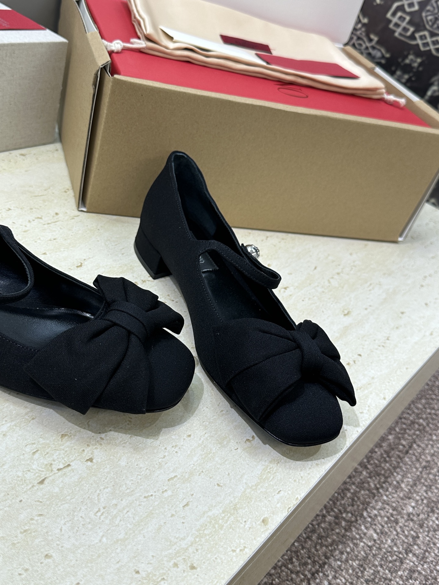 (配全套飞机盒)顶级版 Valentino 2026春夏新款时尚气质串珠玛丽珍芭蕾舞女鞋 华伦天奴字母l (配全套飞机盒)顶级版 Valentino 2026春夏新款时尚气质串珠玛丽珍芭蕾舞女鞋 华伦天奴字母l