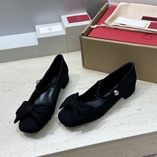 (配全套飞机盒)顶级版 Valentino 2026春夏新款时尚气质串珠玛丽珍芭蕾舞女鞋 华伦天奴字母l (配全套飞机盒)顶级版 Valentino 2026春夏新款时尚气质串珠玛丽珍芭蕾舞女鞋 华伦天奴字母l