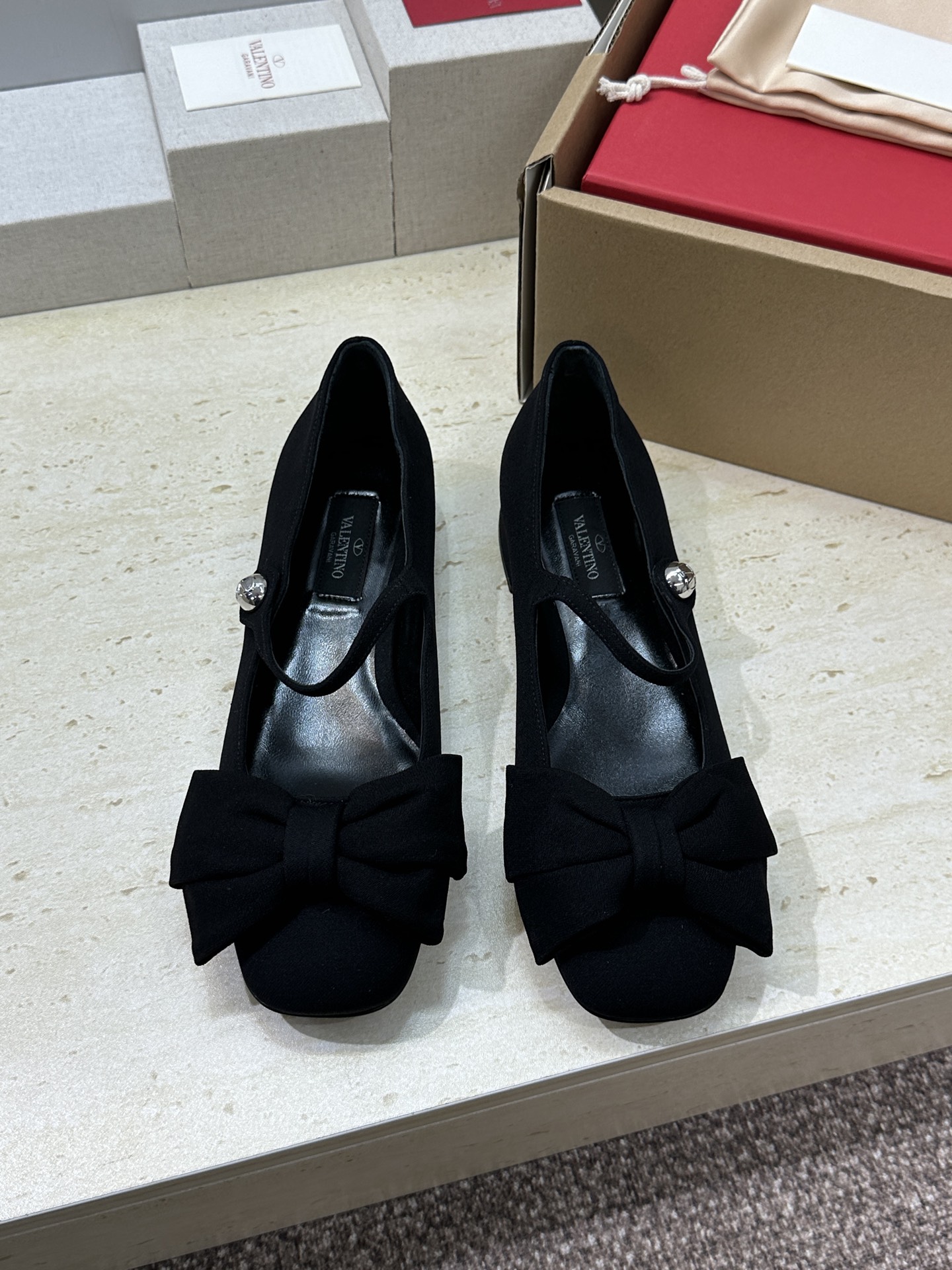 (配全套飞机盒)顶级版 Valentino 2026春夏新款时尚气质串珠玛丽珍芭蕾舞女鞋 华伦天奴字母l (配全套飞机盒)顶级版 Valentino 2026春夏新款时尚气质串珠玛丽珍芭蕾舞女鞋 华伦天奴字母l