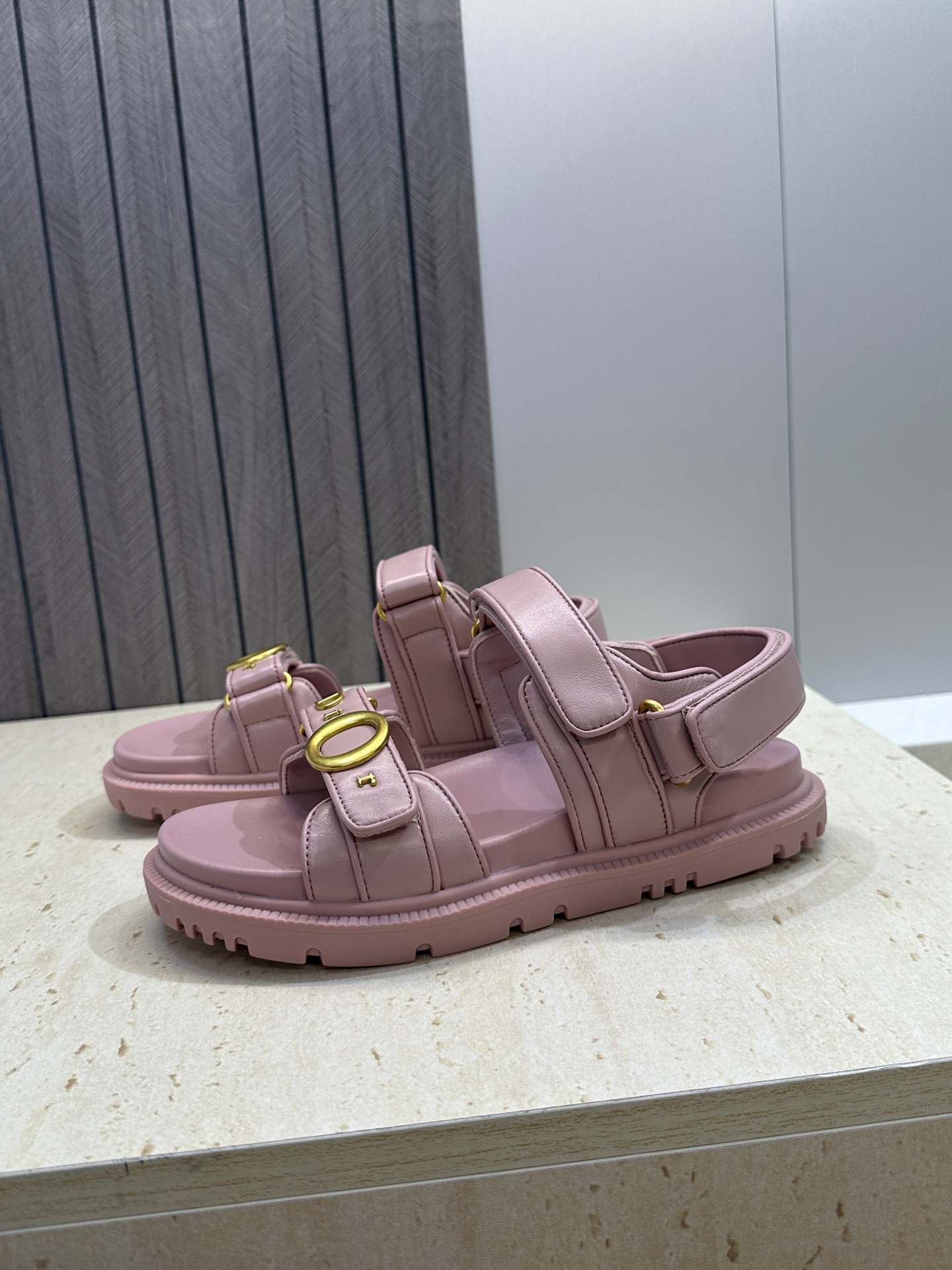 顶级版 迪奥 Dior 2026春夏走秀新款 My 魔术贴厚底休闲女鞋 CD字母logo五金扣平底圆头 