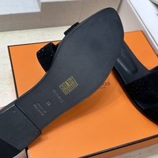 (配全套飞机盒)莞货 代购级 爱马仕 Hermes 2026春夏新色经典款 Oran粗跟拼色工字拖水钻女 (配全套飞机盒)莞货 代购级 爱马仕 Hermes 2026春夏新色经典款 Oran粗跟拼色工字拖水钻女