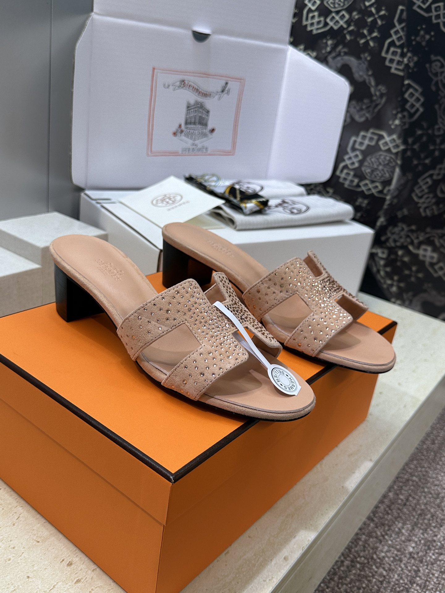 NO:871195,(With a complete set of airplane cases) Guanhuo purchasing agent Hermes 2026 spring and summer new color classic Oran thick heel color-blocked I-shaped flip flops rhinestone women's shoes H family flat round toe open toe sandals Material upper imported sheep leather + water-dyed cowhide lining + Italian genuine leather outsole + imported Australian rhinestone inlay and ironing process Heel height: flat bottom /4.5CM Size:  34-43 (34.40.41.42.43 customization is not returnable), slippers, hermes, hermes, slippers, cowhide, sheep, Leather soles19860909（配全套飞机盒） 莞货 代购级 爱马仕 Hermes 2026春夏新色经典款 Oran粗跟拼色工字拖水钻女鞋 H家平底圆头露趾凉拖鞋 材质鞋面进口羊猄皮+水染牛皮内里+意大利真皮大底+进口澳洲水钻镶烫工艺 跟高:平底 /4.5CM Size: 34-43(34.40.41.42.43定制不退换）,拖鞋,hermes,hermes,slippers,cowhide,sheep,Leather soles,Women's Shoes