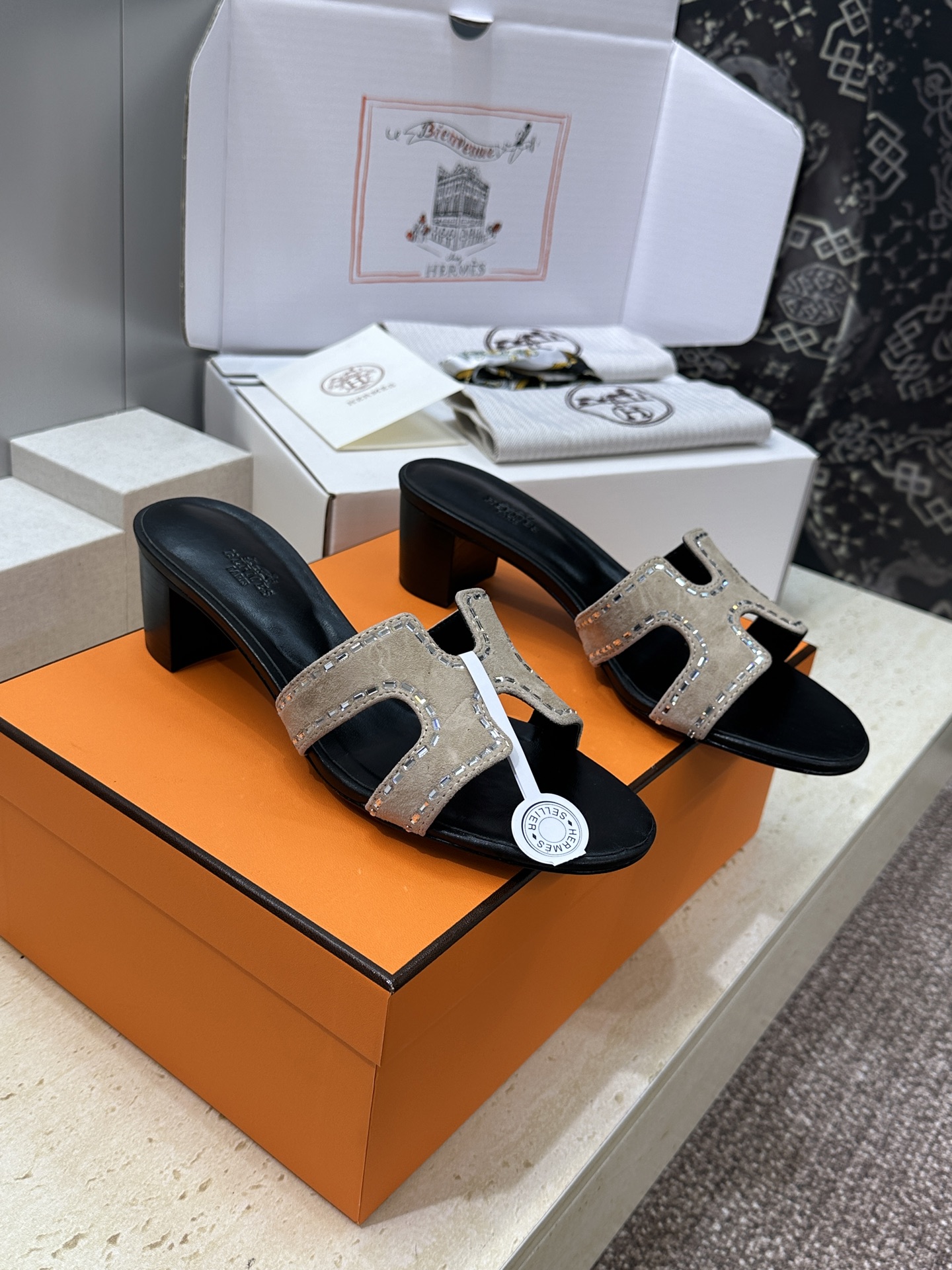（配全套飞机盒）莞货 代购级 爱马仕 Hermes 2026春夏新色经典款 Oran粗跟拼色工字拖水钻串