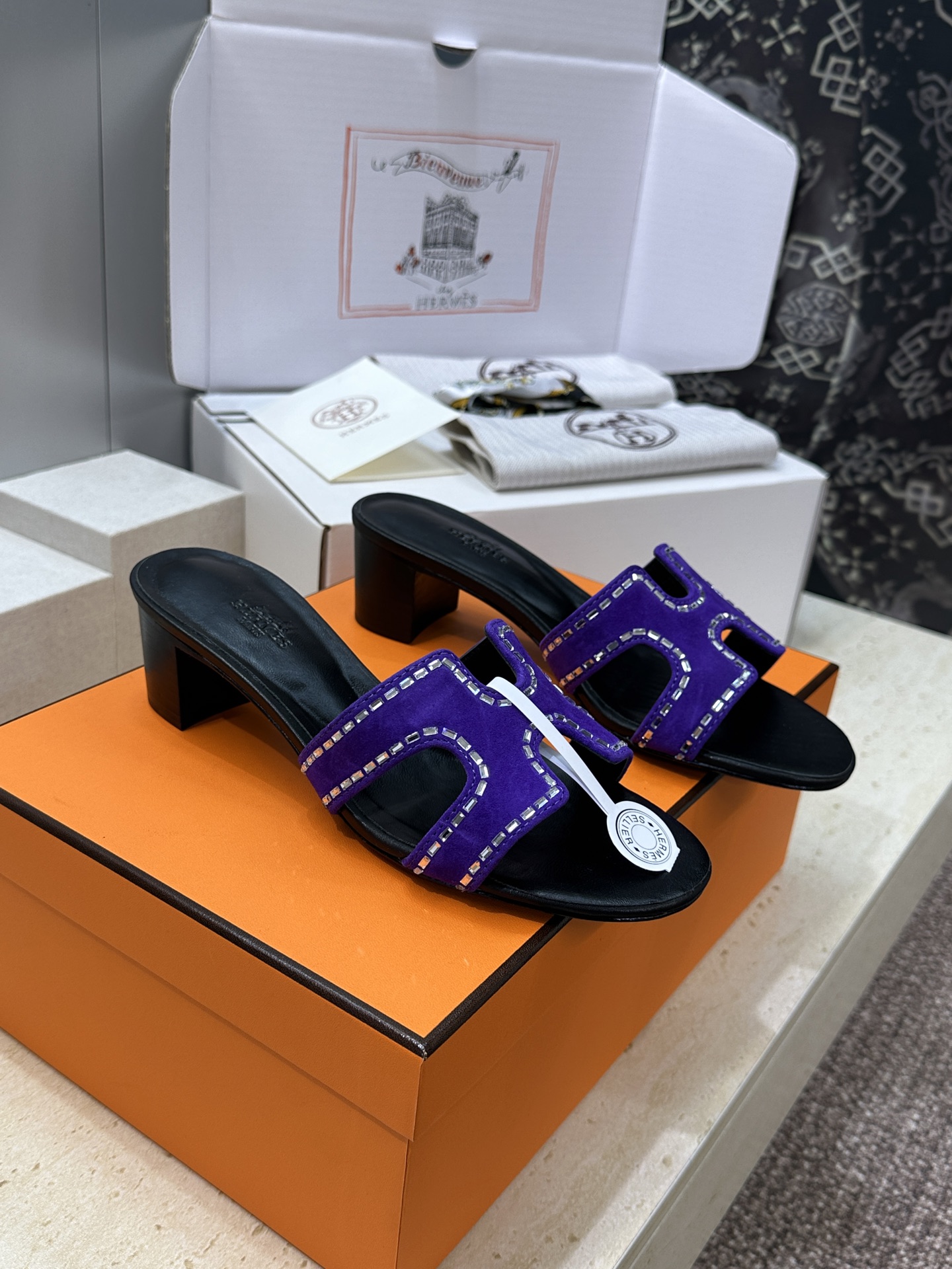 NO:871203,(With a complete set of airplane cases) Guanhuo purchasing agent Hermes 2026 spring and summer new color classic Oran thick heel color-blocked I-shaped flip flops rhinestone beaded women's shoes H family flat round toe open toe sandals Material upper imported sheep leather + water-dyed cowhide lining + Italian genuine leather outsole + imported Australian rhinestone inlay and ironing process Heel height: flat bottom /4.5CM Size:  34-43 (34.40.41.42.43 customization is not returnable), slippers, hermes, hermes, slippers, cowhide, sheep, Leather soles19860909（配全套飞机盒） 莞货 代购级 爱马仕 Hermes 2026春夏新色经典款 Oran粗跟拼色工字拖水钻串珠女鞋 H家平底圆头露趾凉拖鞋 材质鞋面进口羊猄皮+水染牛皮内里+意大利真皮大底+进口澳洲水钻镶烫工艺 跟高:平底 /4.5CM Size: 34-43(34.40.41.42.43定制不退换）,拖鞋,hermes,hermes,slippers,cowhide,sheep,Leather soles,Women's Shoes