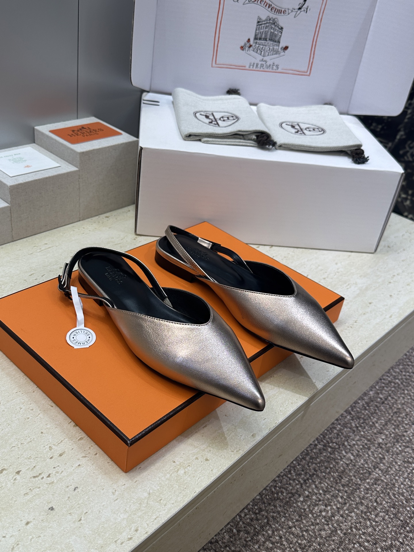 莞货 代购级 爱马仕 Hermes 2026春夏新款 Nicolette 平底拼色穆勒女鞋  H家字母l