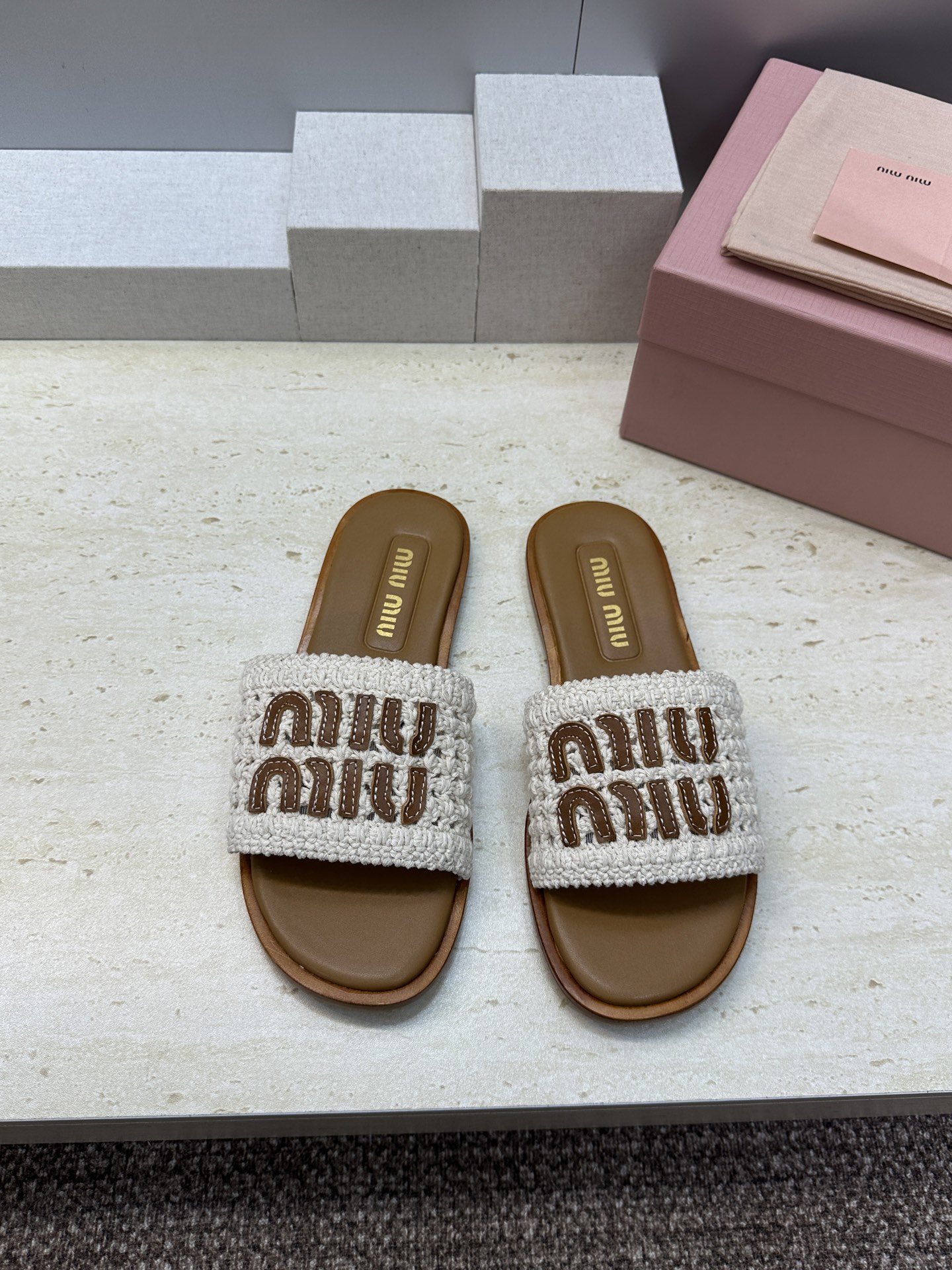 MiuMiu  2026春夏新款时尚电绣百搭沙滩女鞋 缪缪字母logo平底圆头露趾拼色凉拖鞋材质:鞋面环