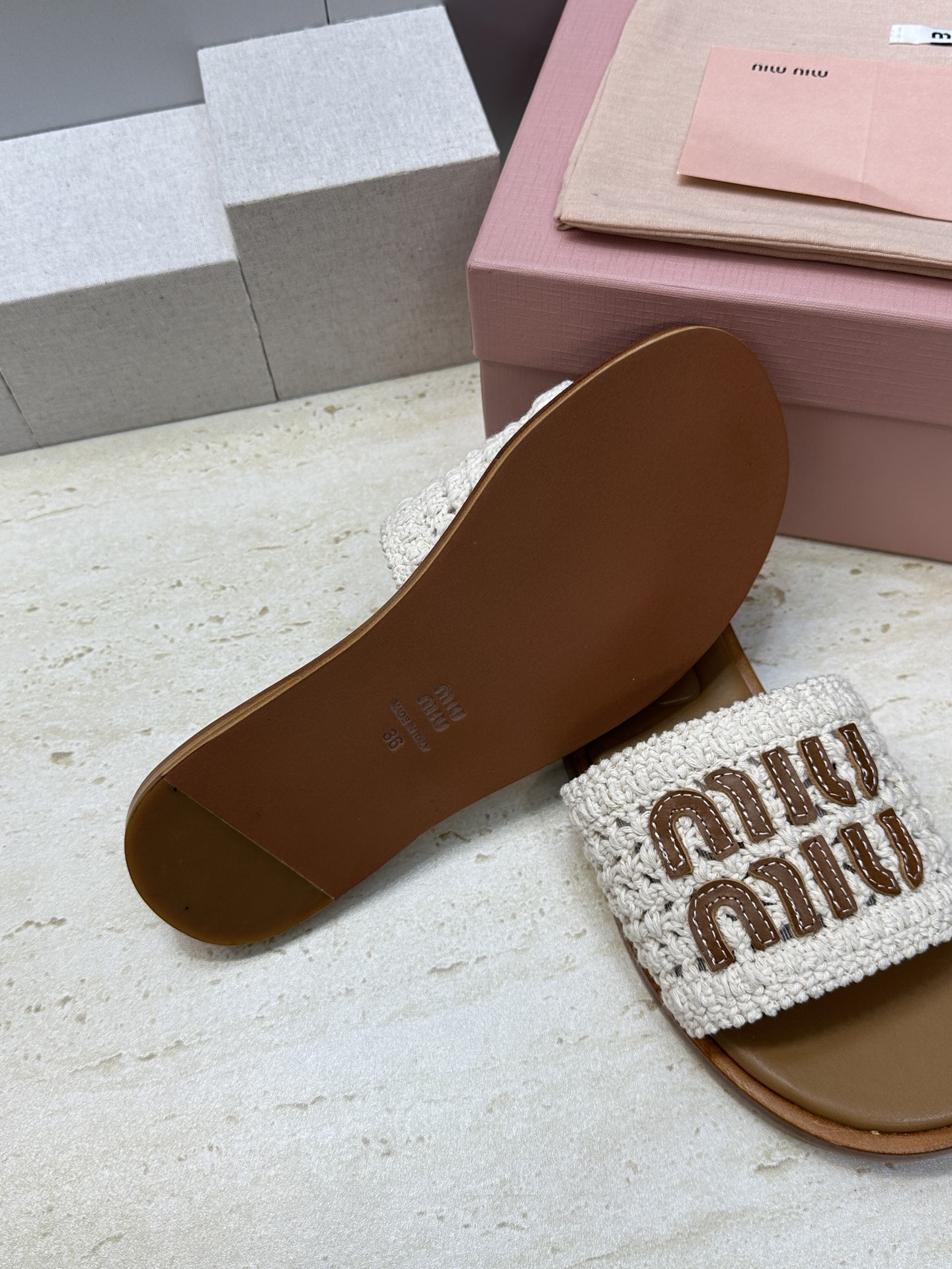 MiuMiu  2026春夏新款时尚电绣百搭沙滩女鞋 缪缪字母logo平底圆头露趾拼色凉拖鞋材质:鞋面环